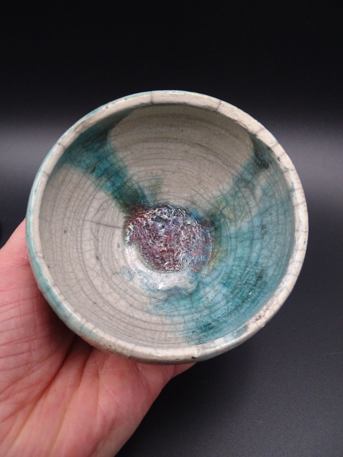 Boite en raku moderne signée, joli prise brutaliste et couleurs superbes