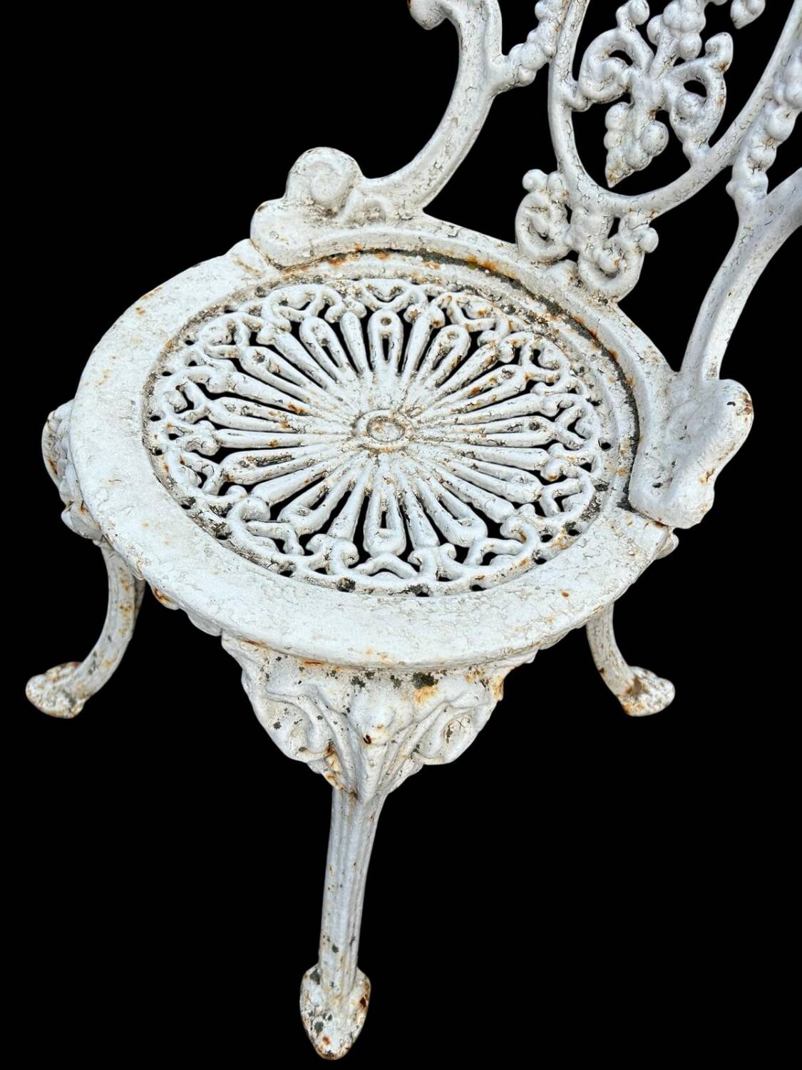 Suite de quatre chaises de jardin en fonte de style Victorien vers 190