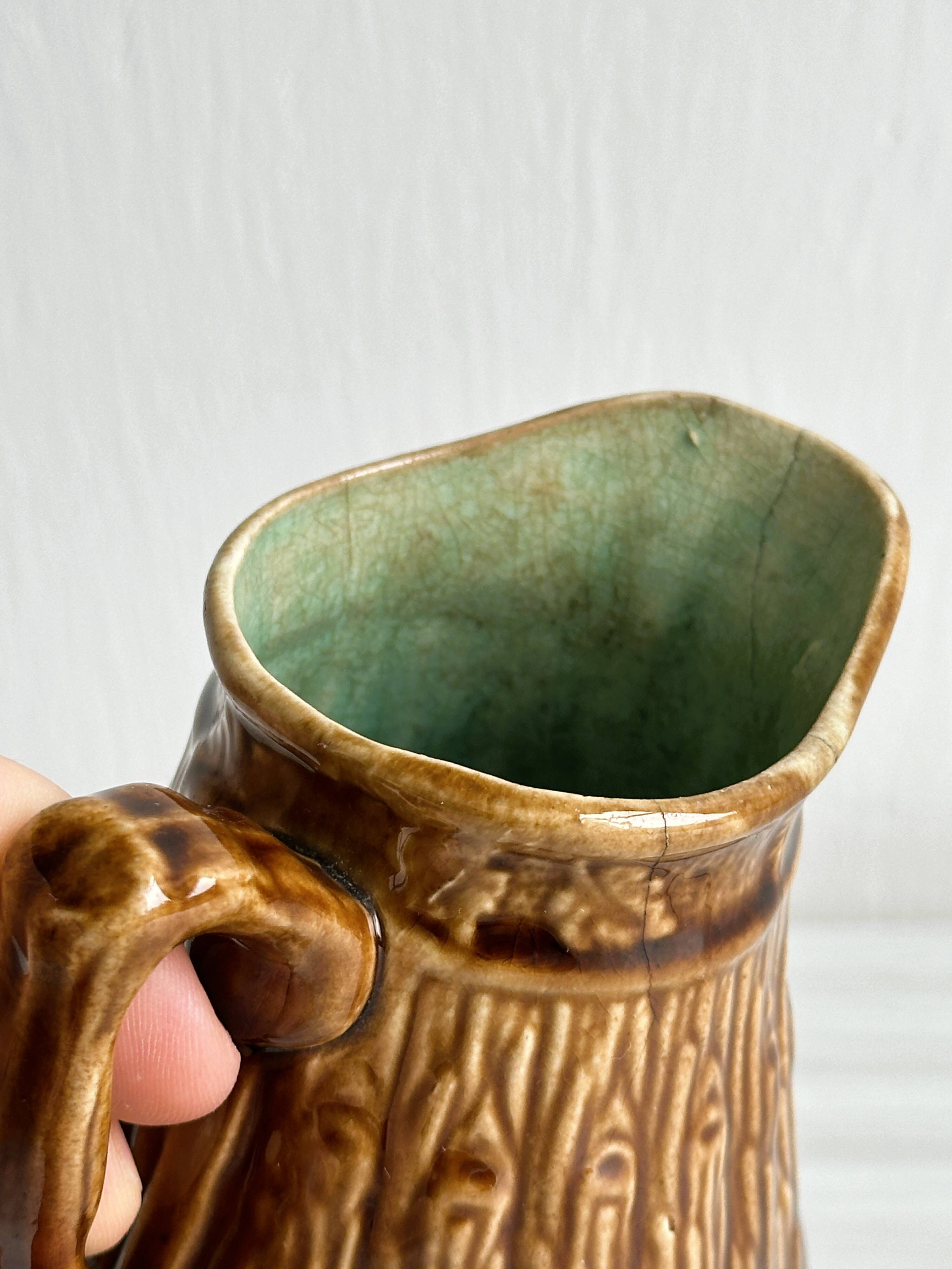 Pot à lait en céramique marron.