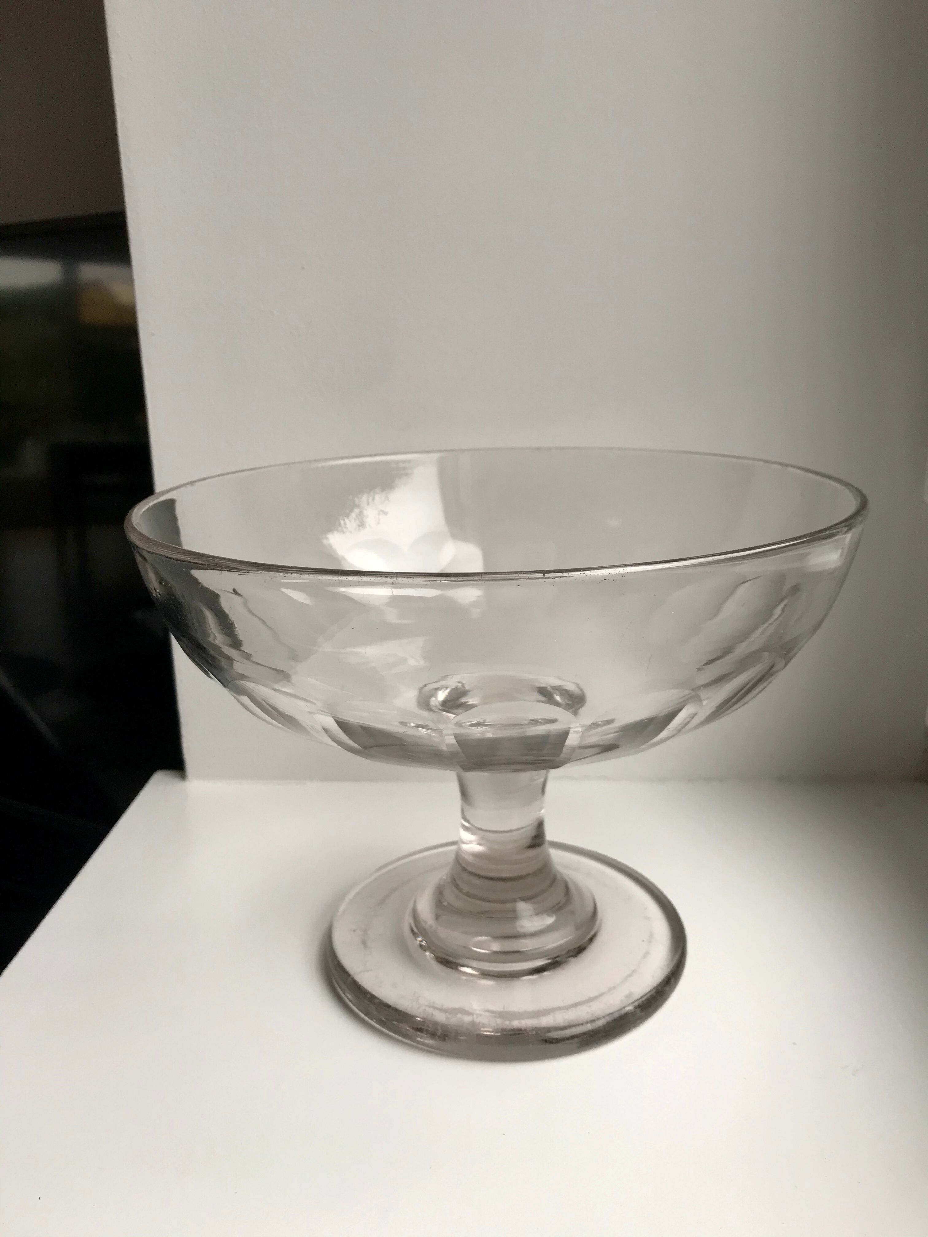 Compotier corbeille à fruit en verre moulé début XXème