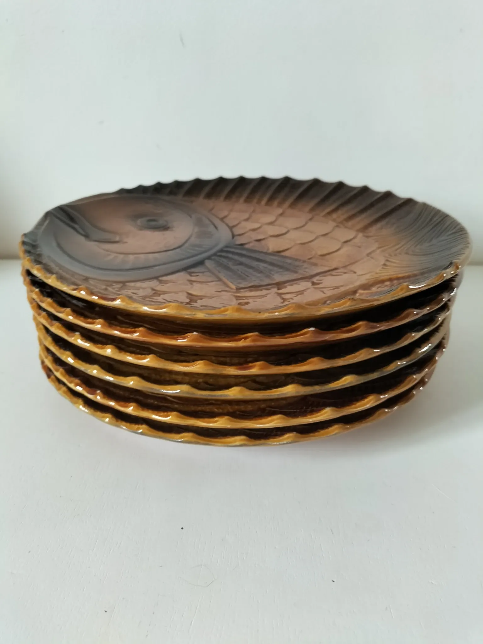 6 antique fish barbotine plates – Saint-Clément