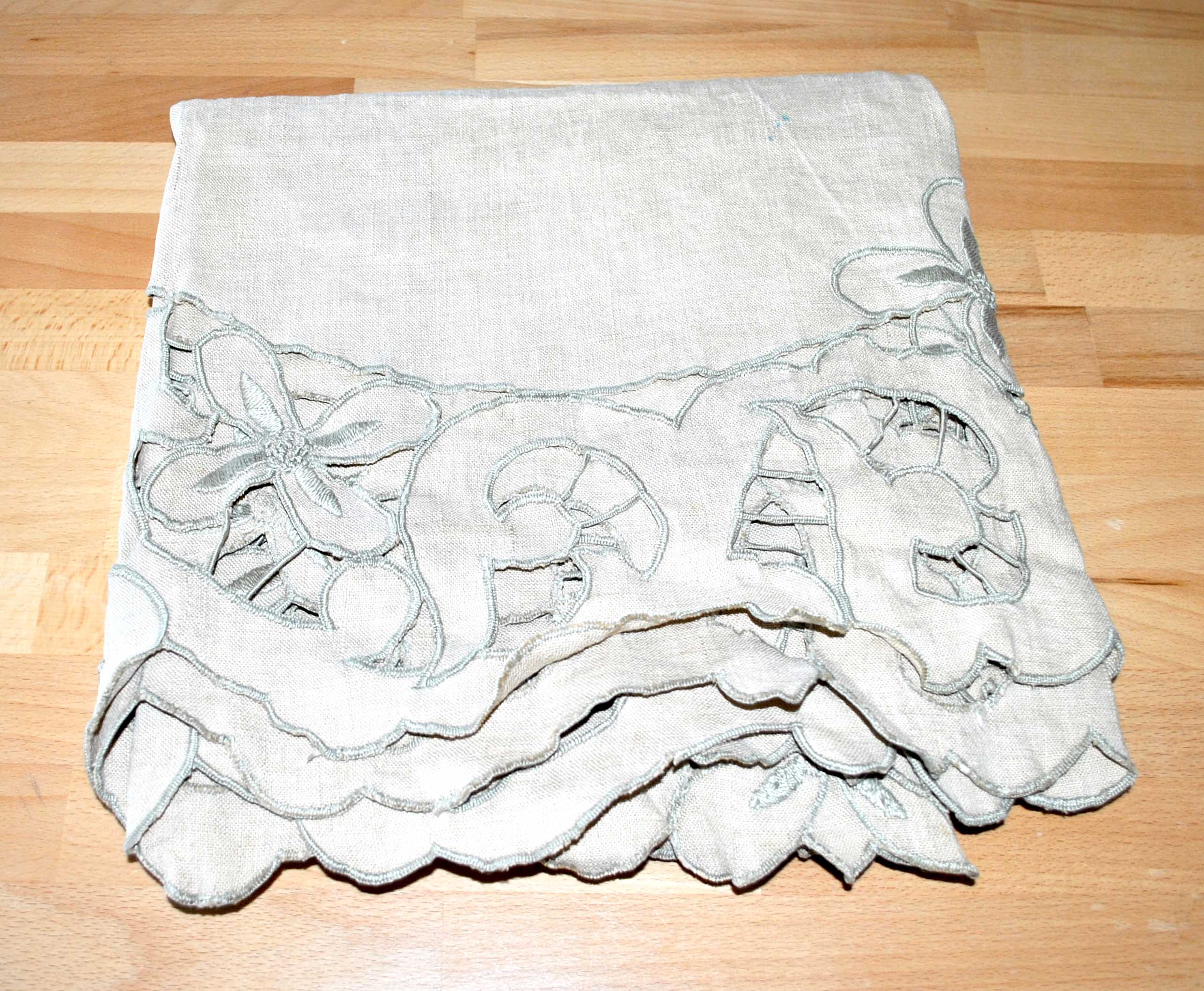 Nappe carré vintage en toile beige brodé et ajouré 120x120