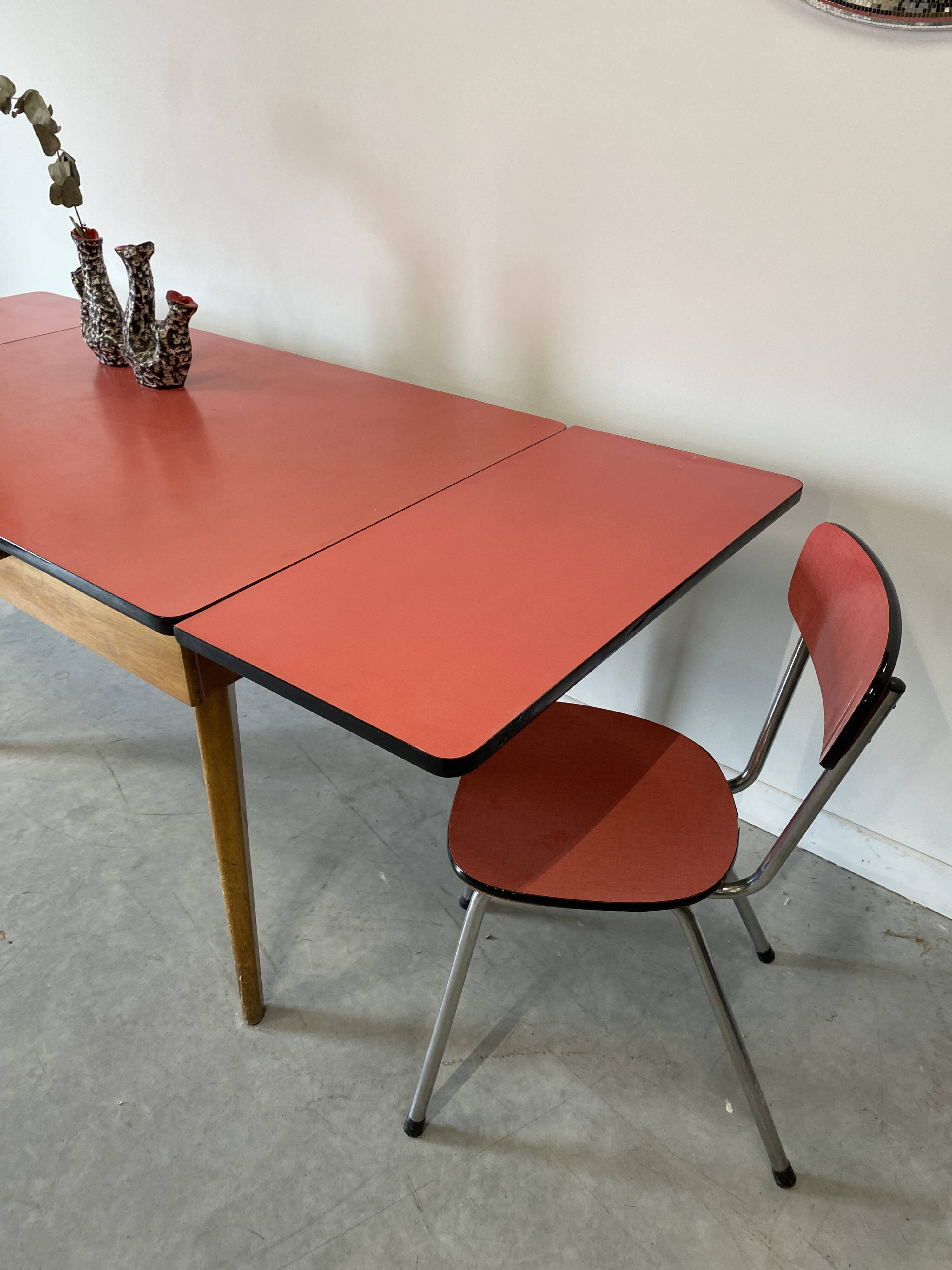Table à rallonges en Formica et pieds bois