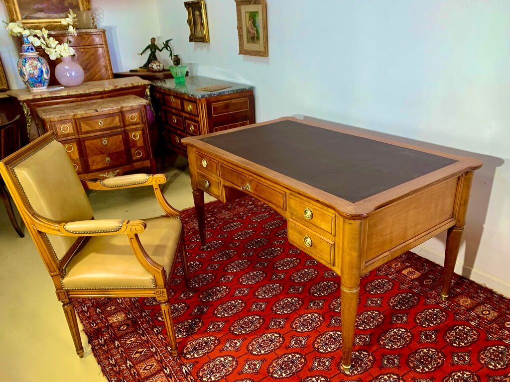 Louis XVI desk in cherry wood and gilded bronzes