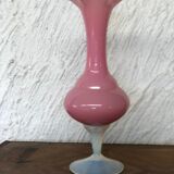 Vase en opaline rose