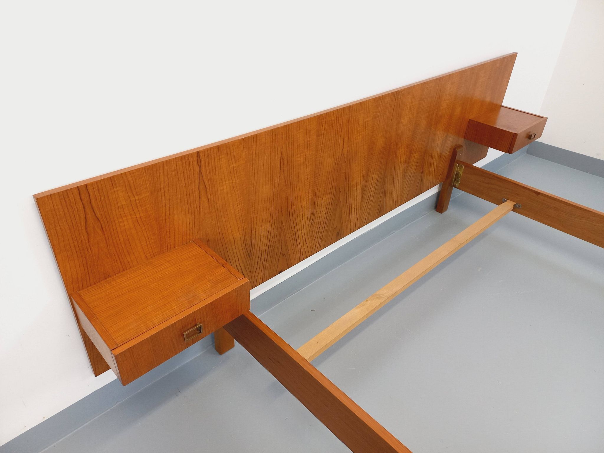 Double bed vintage modernist in teak and black metal from the 1960s with bedside tables.