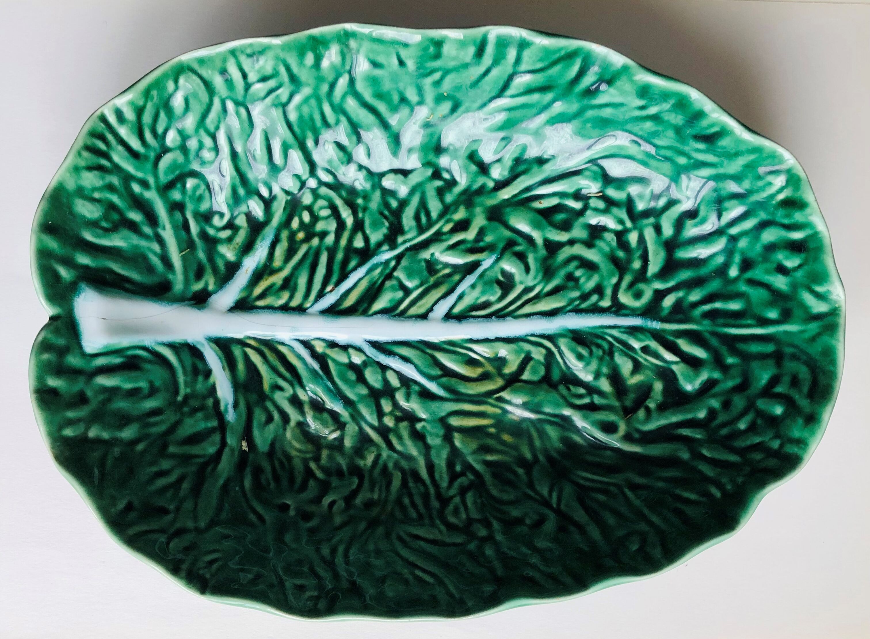 Slurry dish decorated with cabbage leaf