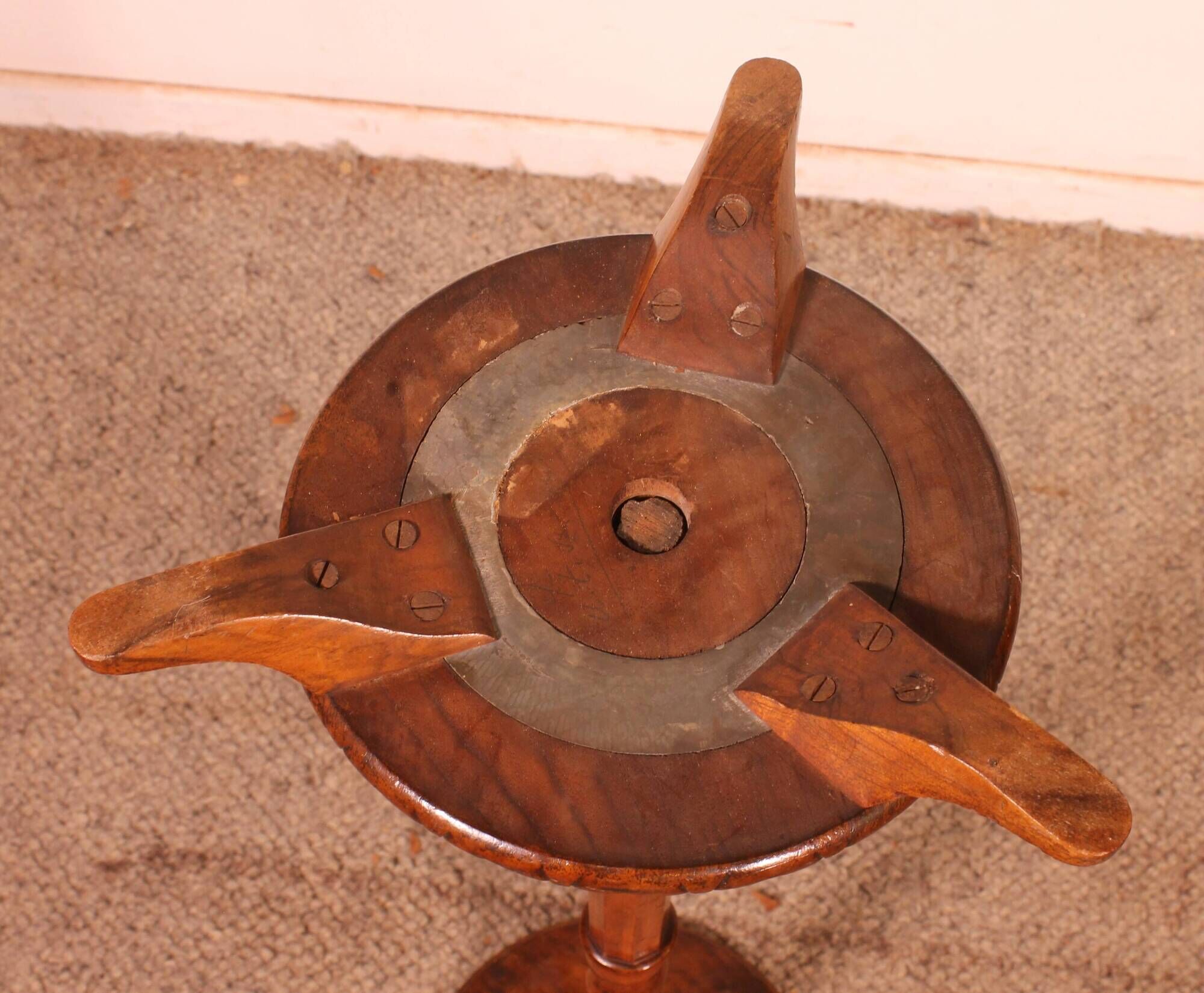 Small guéridon called tea table in walnut - 19th century stamped Holland and So.
