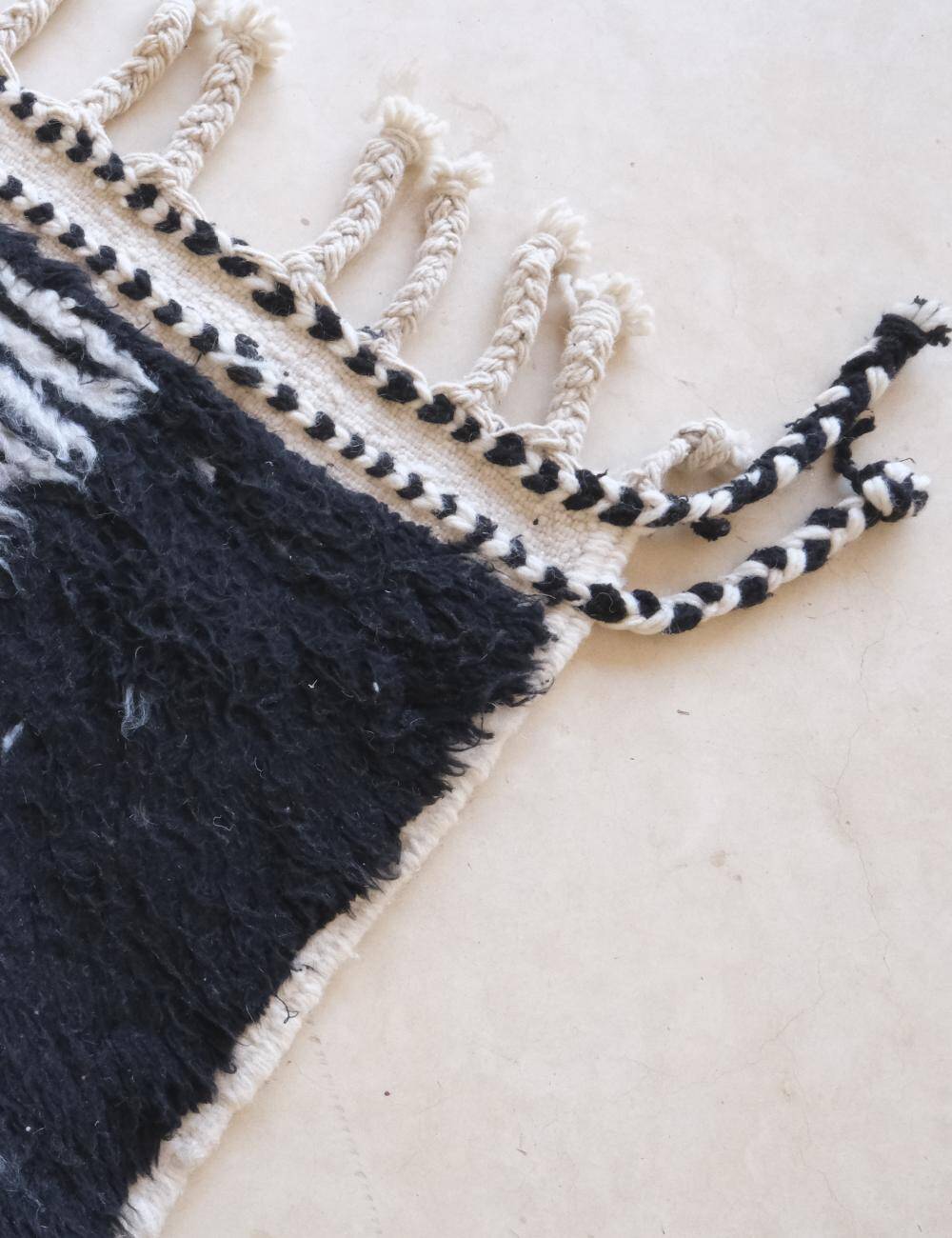 Black and White Rug - 255 x 157 cm