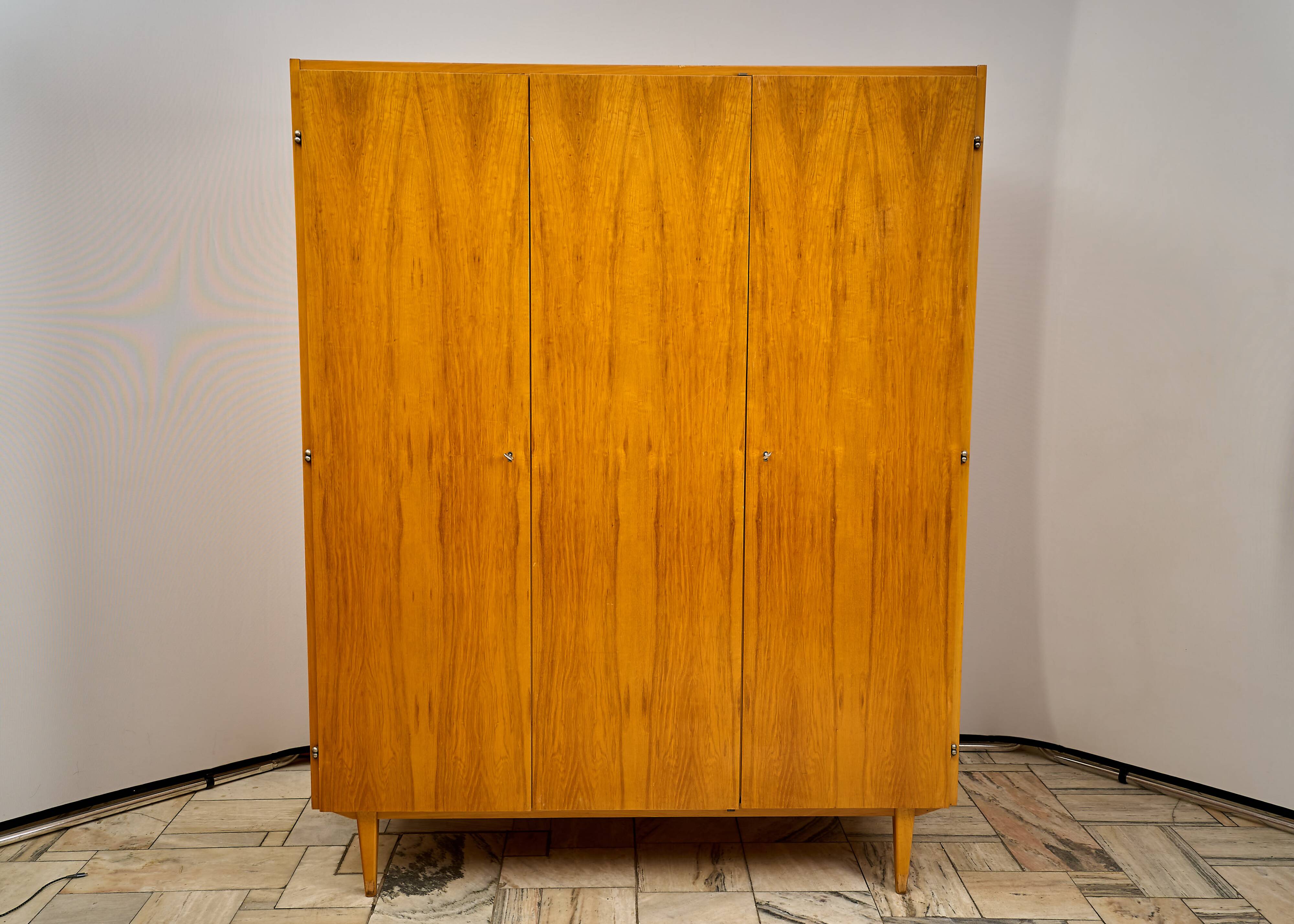 Armoire tchécoslovaque vintage à 3 portes