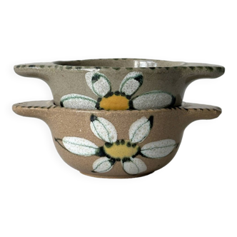 Ceramic flower bowls.