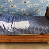 Lit en merisier avec sommier, matelas et literie inclus