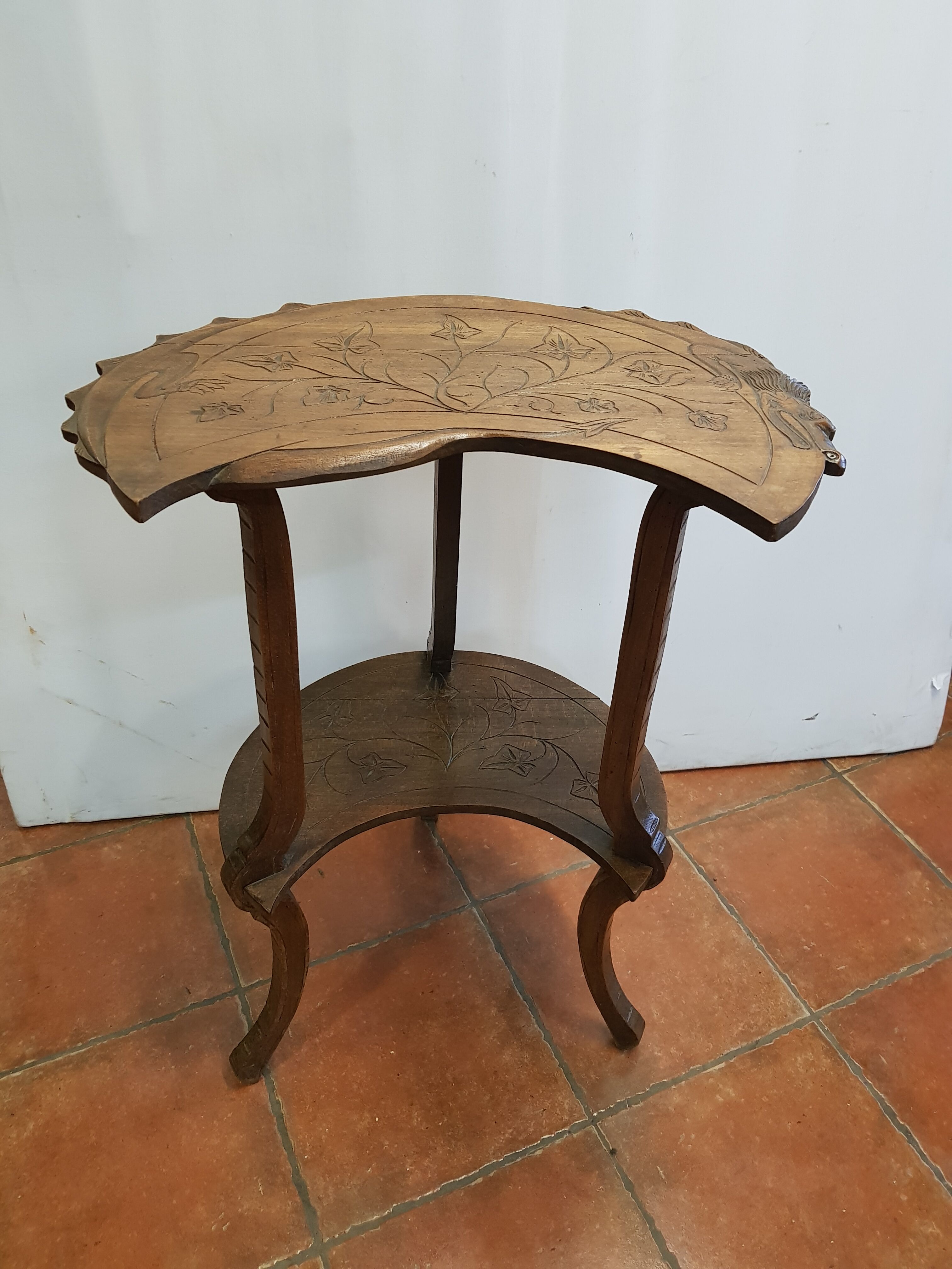 Sellette dragon decoration