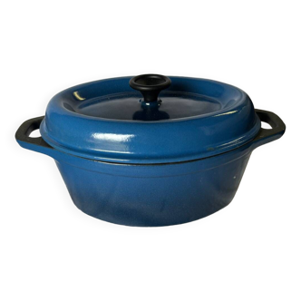 Vintage cast iron casserole dish