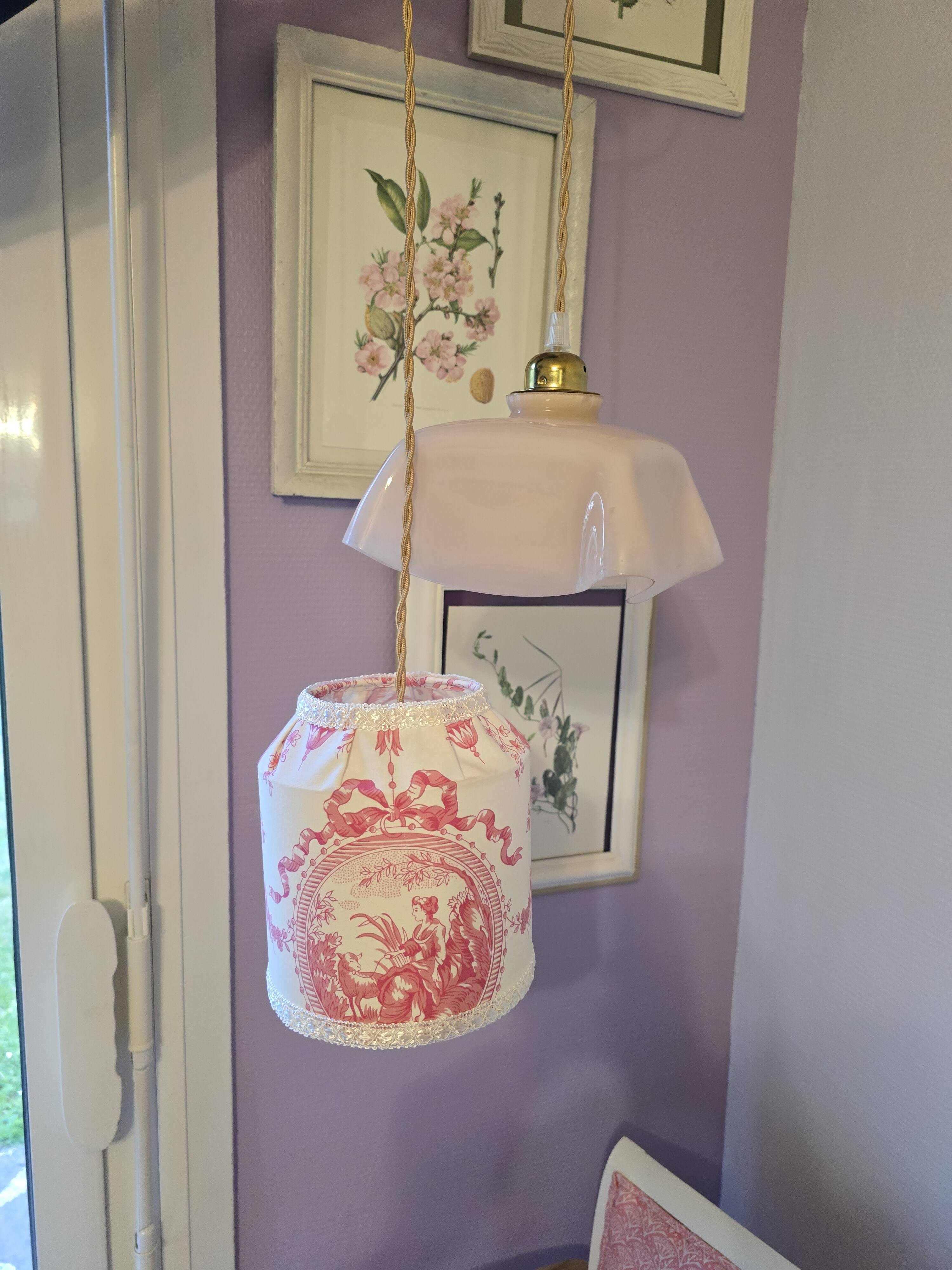 Suspension abat jour en toile de Jouy et opaline drapée rose