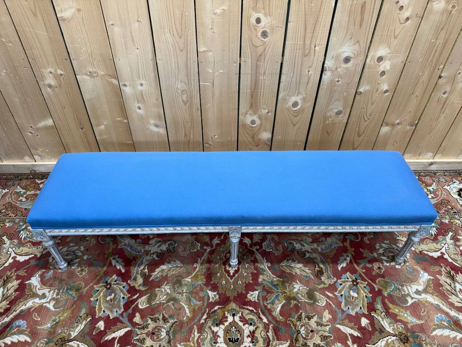 Banquette d'office – Style Louis XVI – Bois réchampis – Tissu bleu