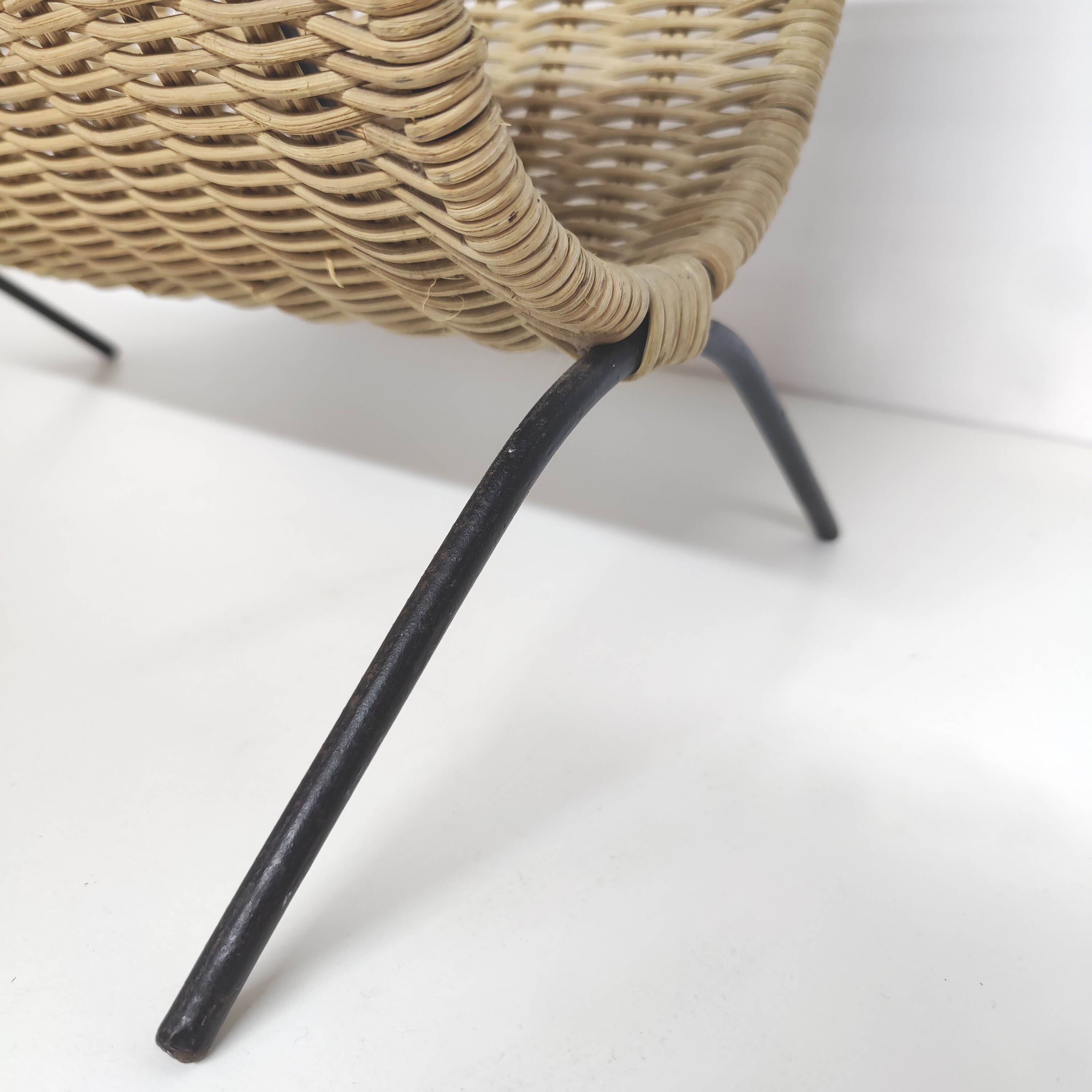 Magazine racks in braided rattan and black metal