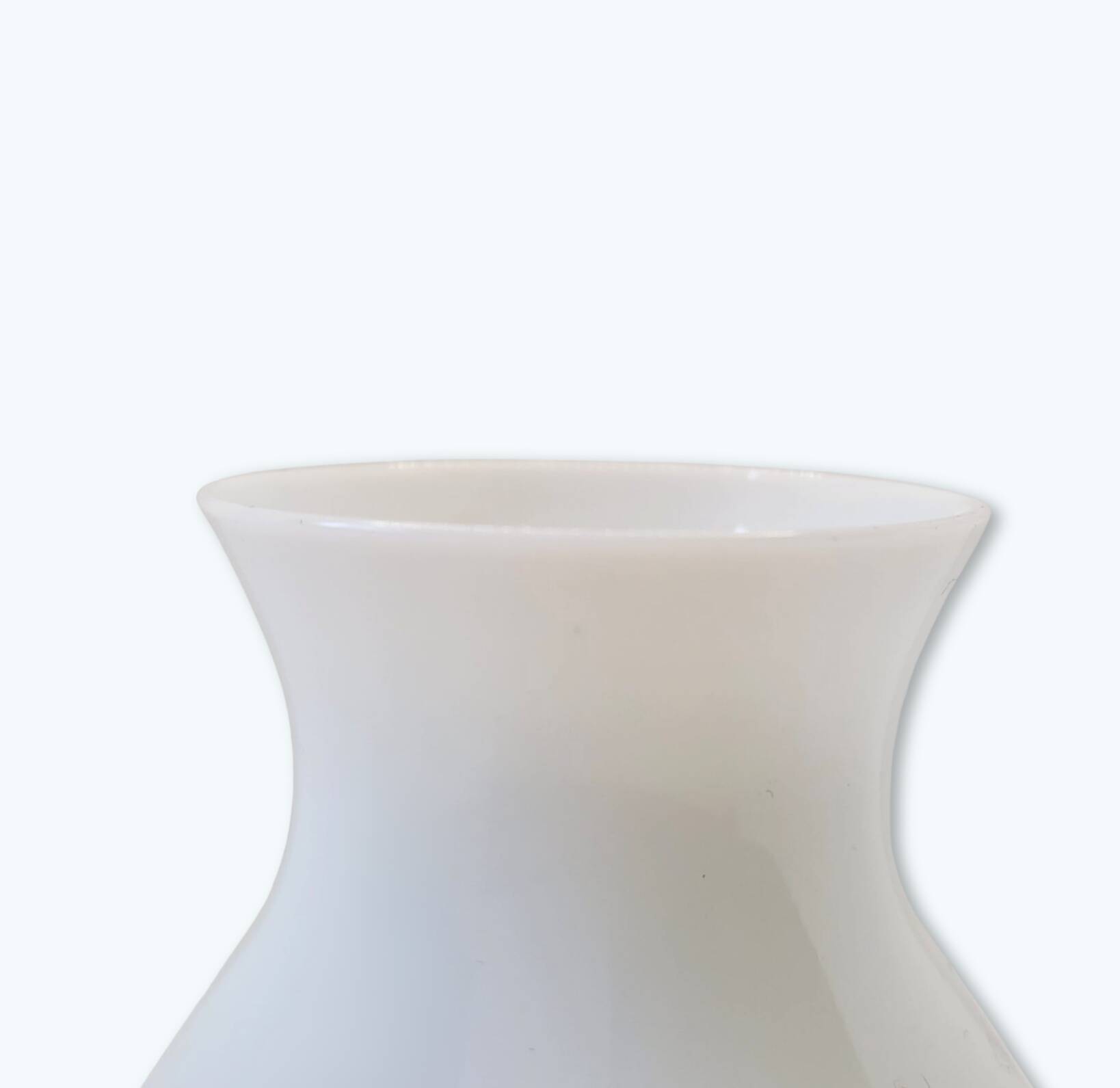 Vase en opaline blanche