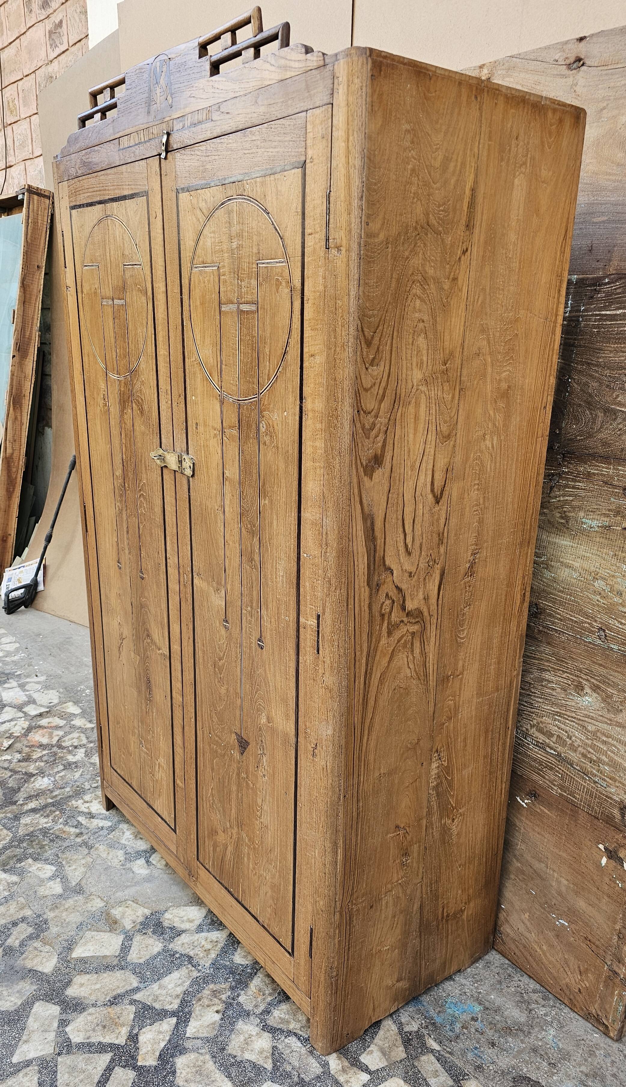 Ancienne armoire Art déco en teck birman