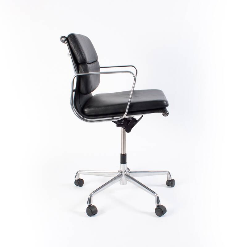 Charles & Ray Eames EA217 Office Chair in Chrome and Black leather, Vitra