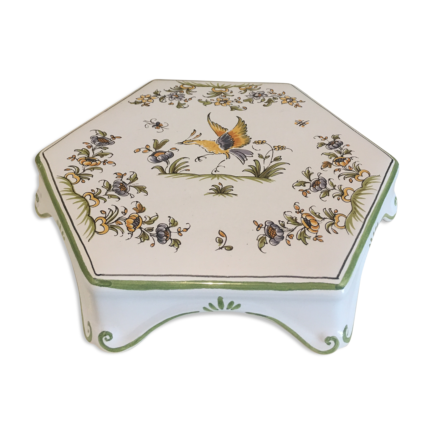 Moustiers underside of the dish