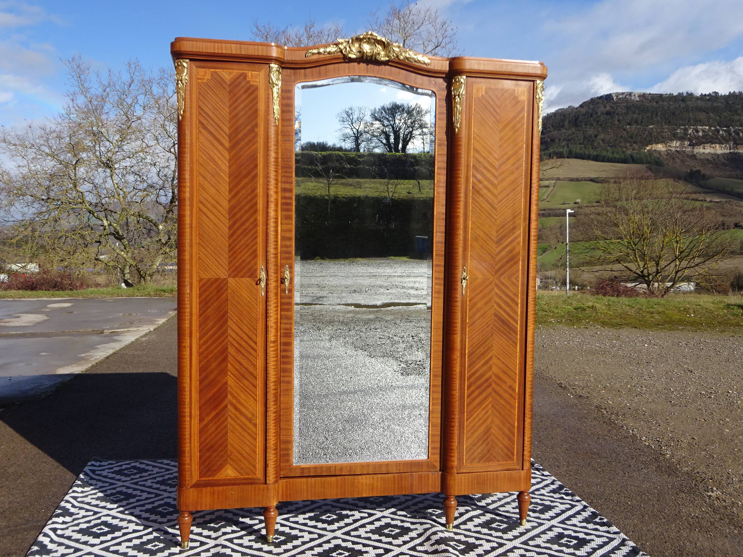 Armoire ancienne style Louis XVI avec bronzes et marqueterie de bois