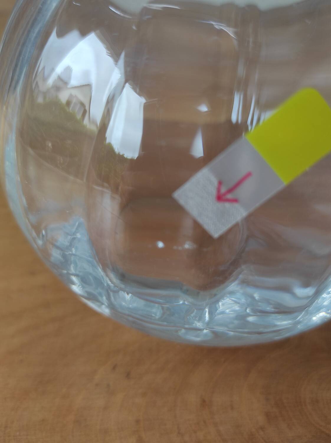 Glass ball vase with corolla