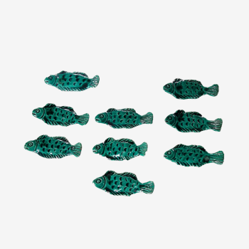 9 porte-couteaux en faïence verte en forme de poisson