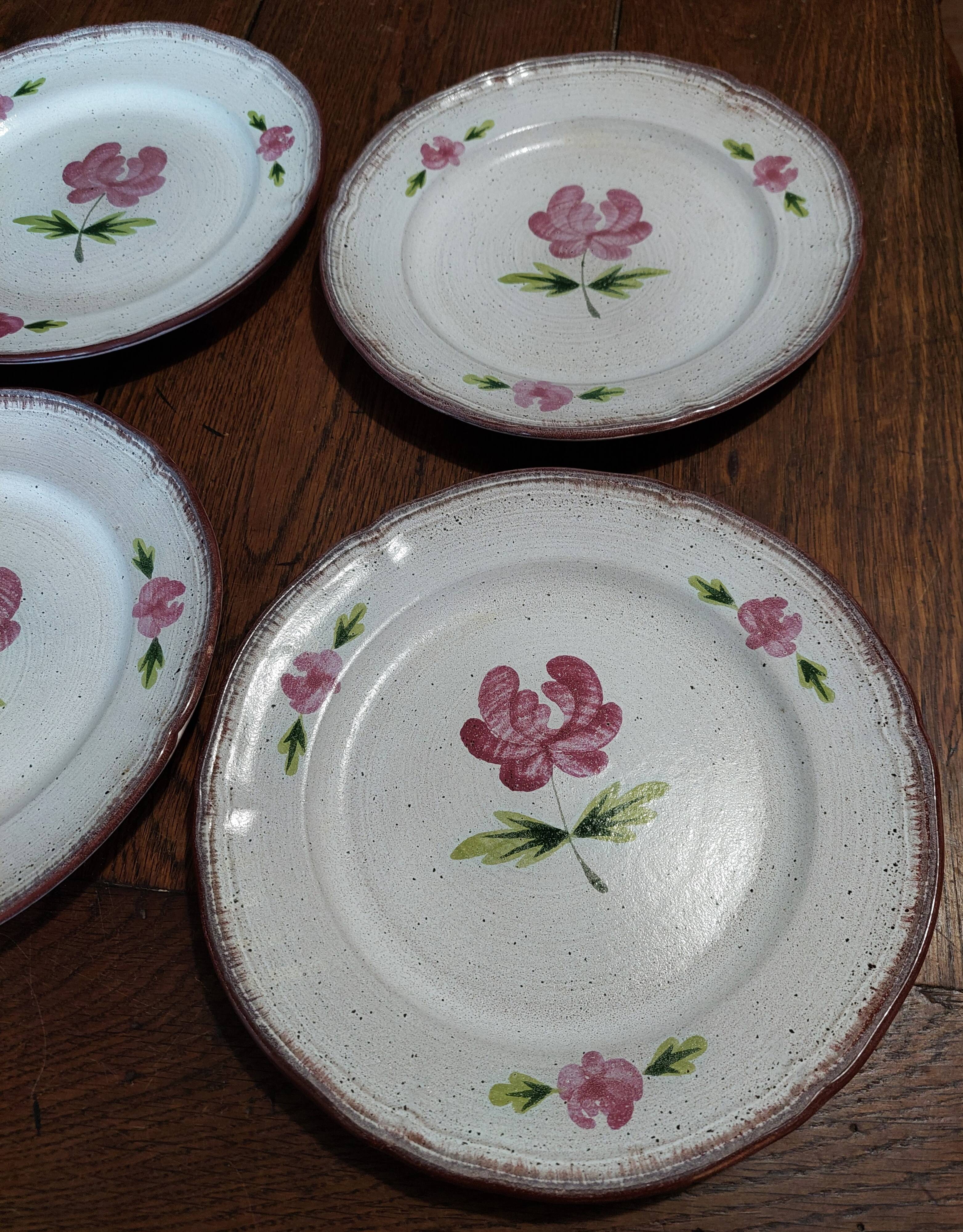 Flat plates series of six Niderviller stoneware, 20th century Cassandre decoration