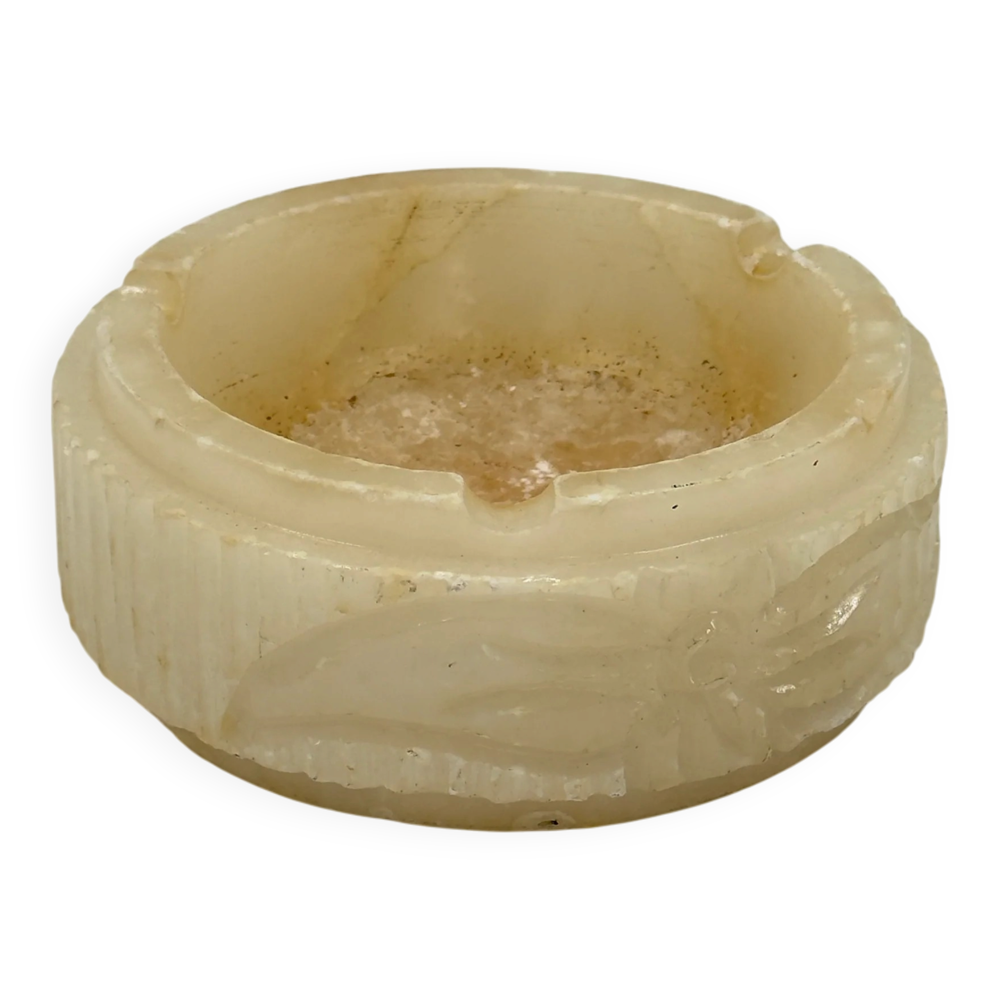 Cendrier en albâtre sculpté avec côtés cannelés et frise de feuillage