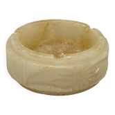 Cendrier en albâtre sculpté avec côtés cannelés et frise de feuillage