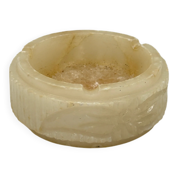 Cendrier en albâtre sculpté avec côtés cannelés et frise de feuillage