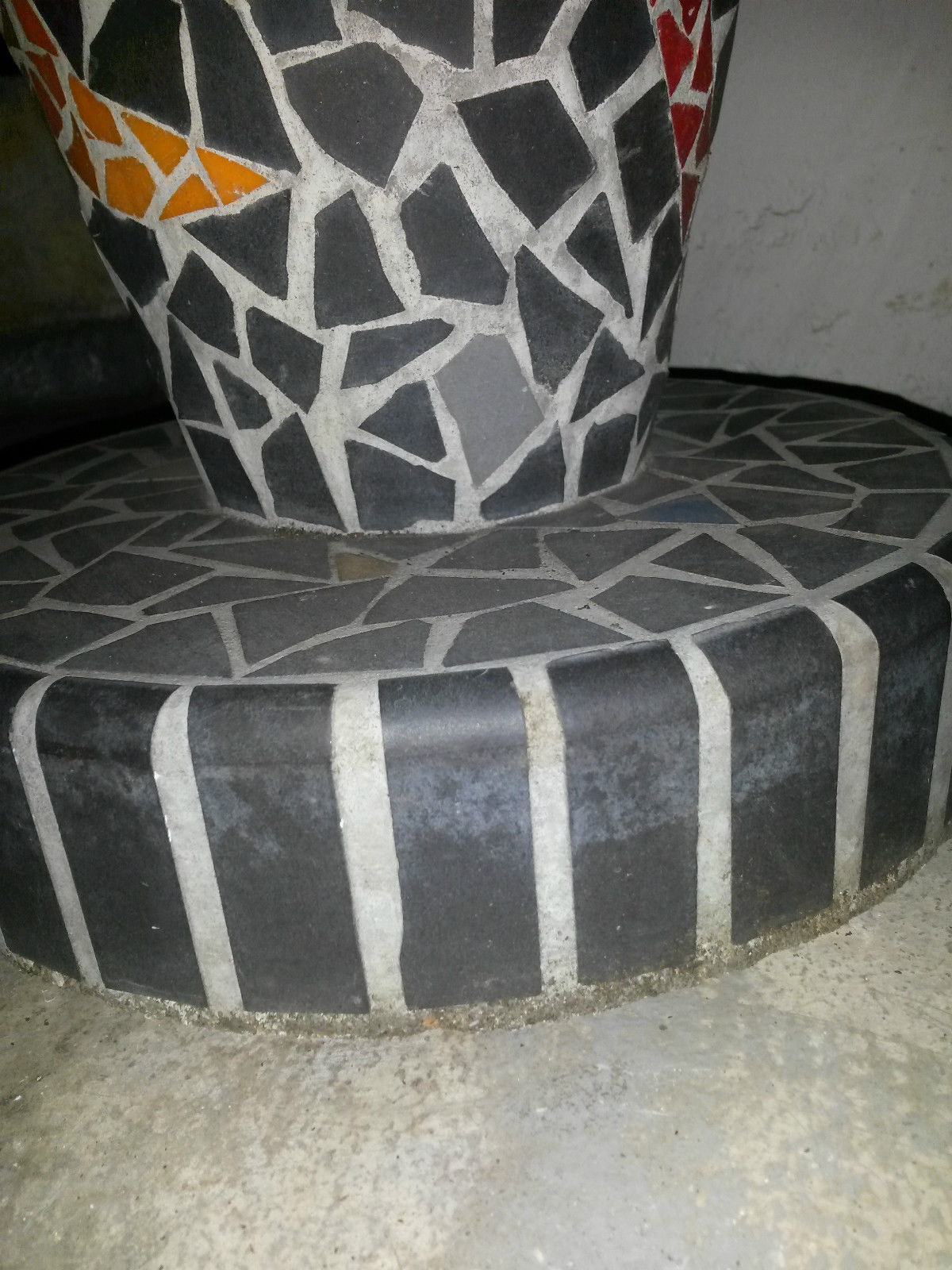 Table low pedestal 1950/70 in tiled concrete