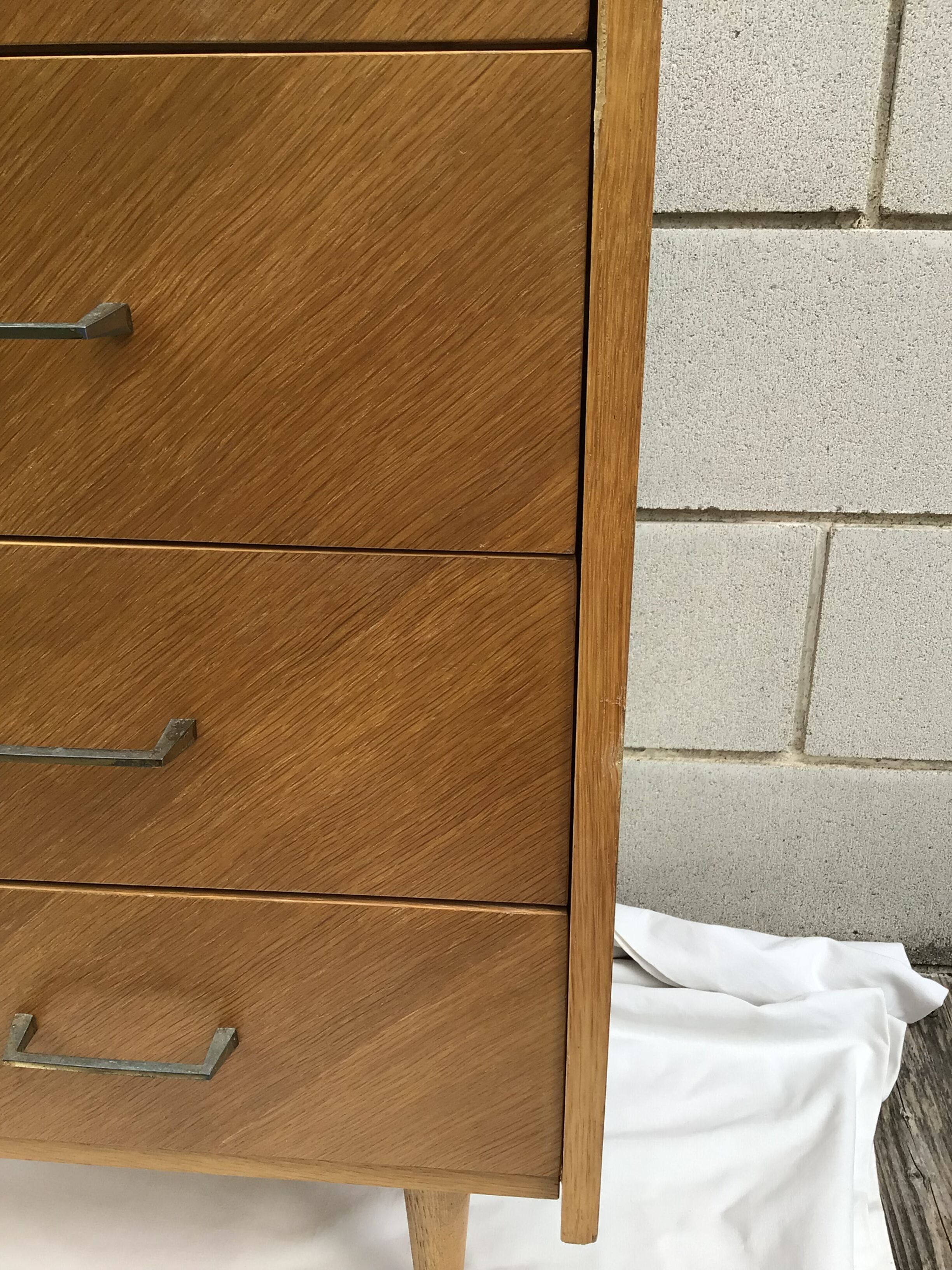 Commode plaquage chêne pieds fuseaux années 60