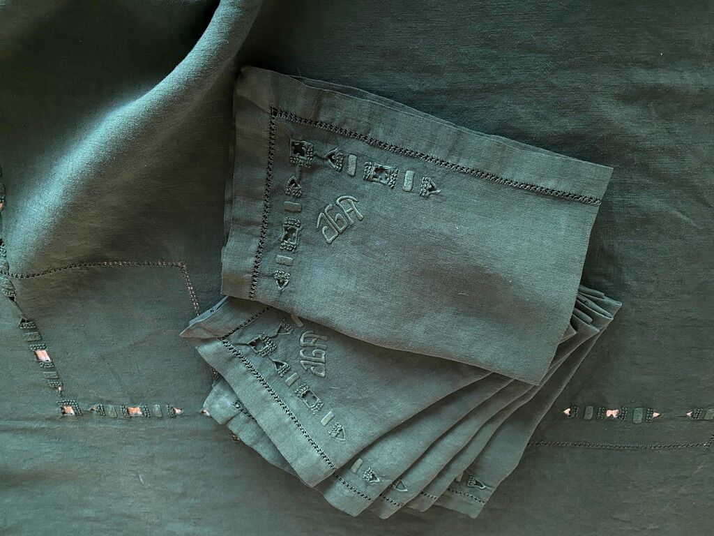 Old tablecloth & its 6 pine-green tinted towels "the forest" - linen - 175x210 cm