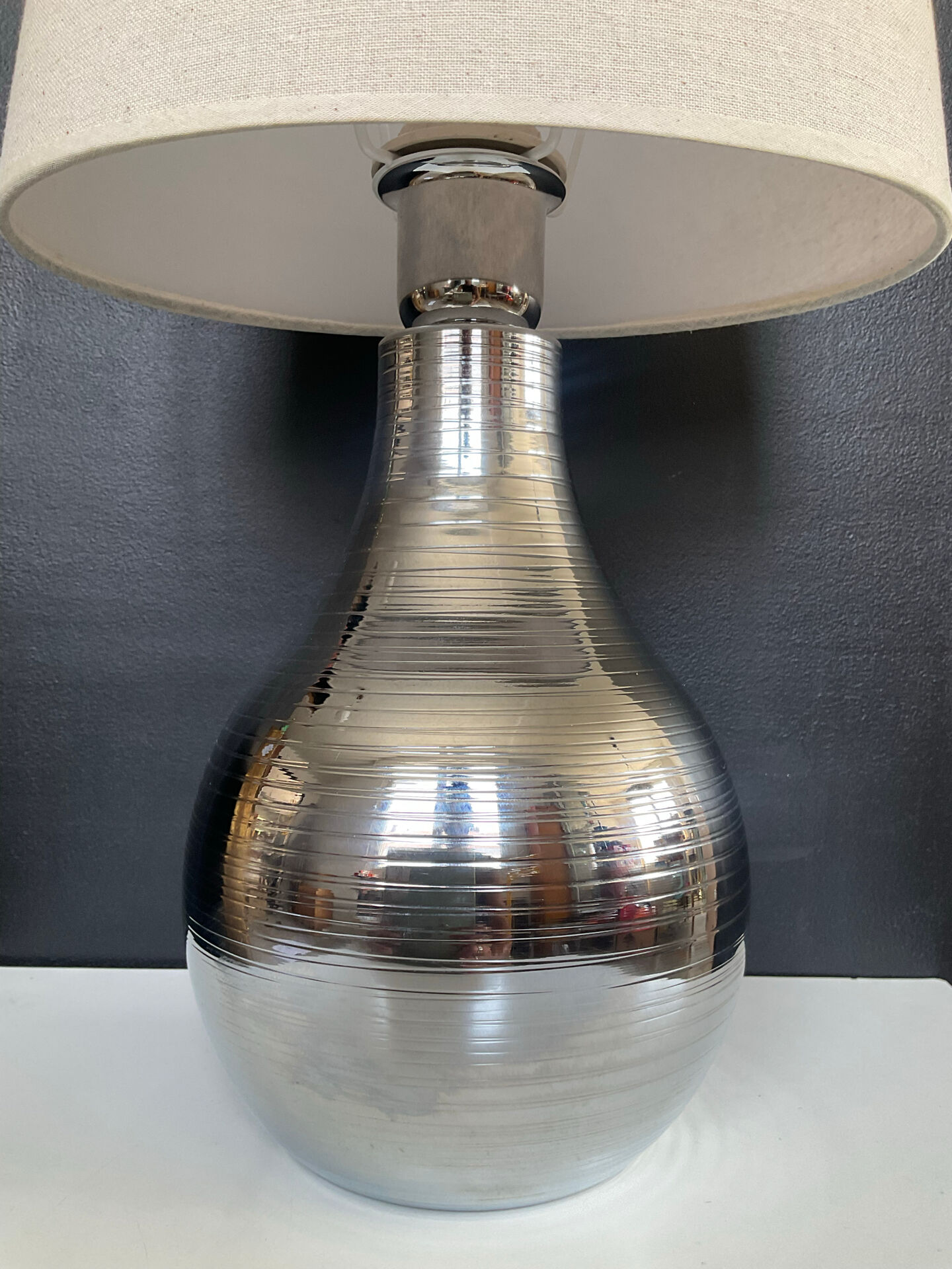 Lampe design en métal chromé