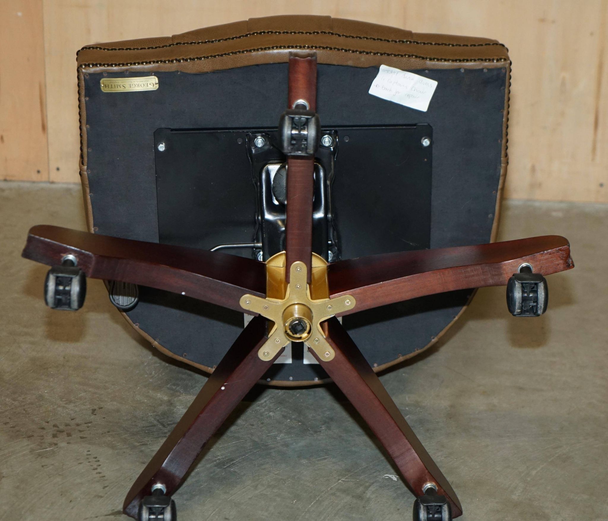 Fauteuil de bureau Chesterfield capitonné cuir George Smith