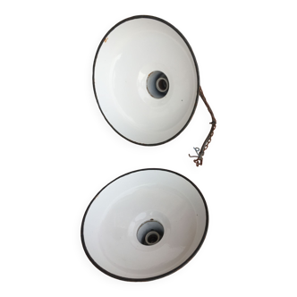 Two enameled sheet metal pendant lights from the 1950s. diameter 31 cm, standard bulbs