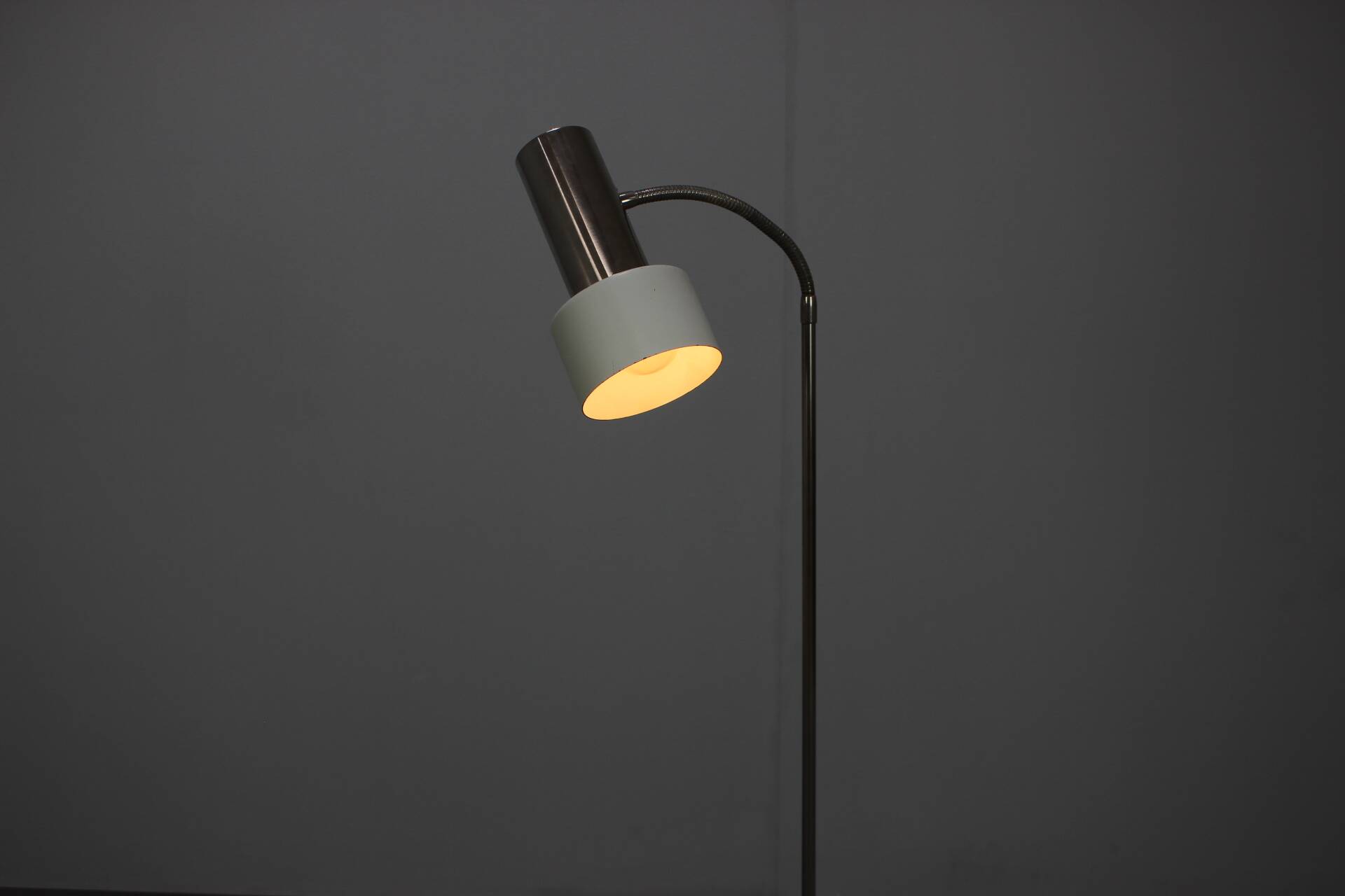 Lampadaire en métal blanc, Tchécoslovaquie 1970