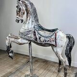 Cheval de manège en bois sculpté et patiné