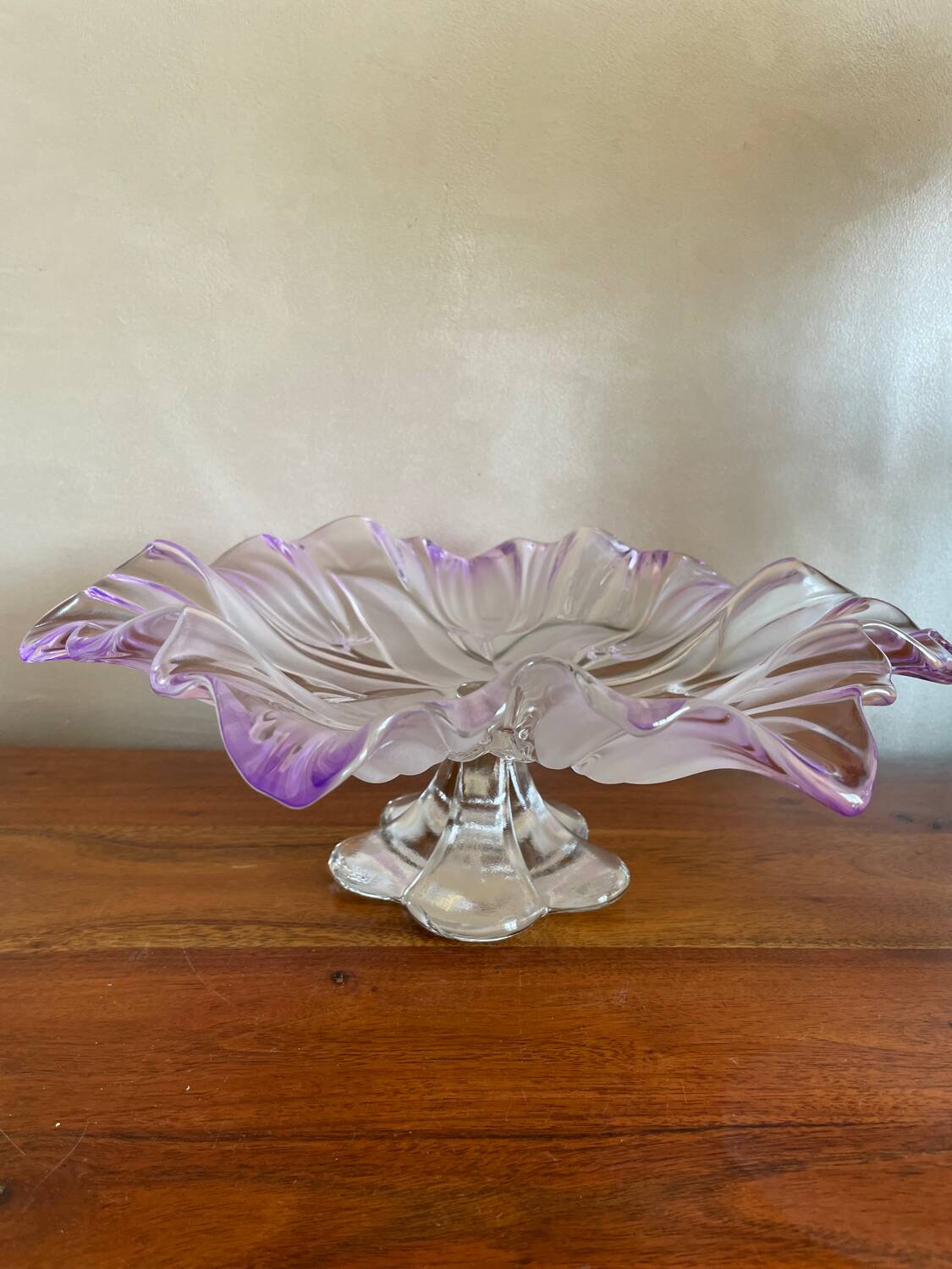 Fruit bowl on stand