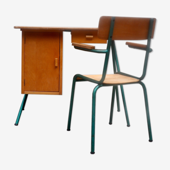 Bureau d'école pour enfant avec sa chaise