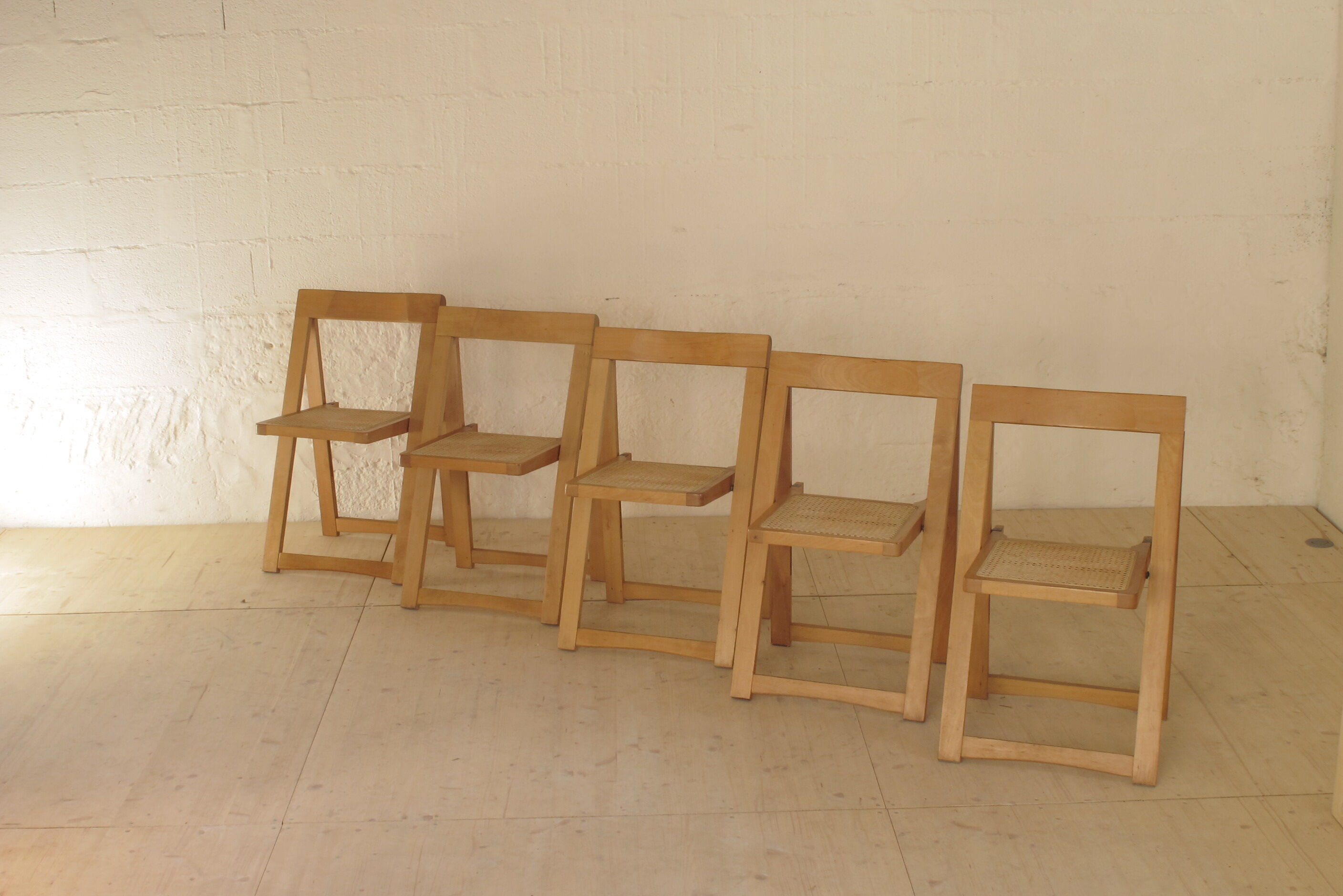 Foldable chairs in elm or ash seat cannage 1970