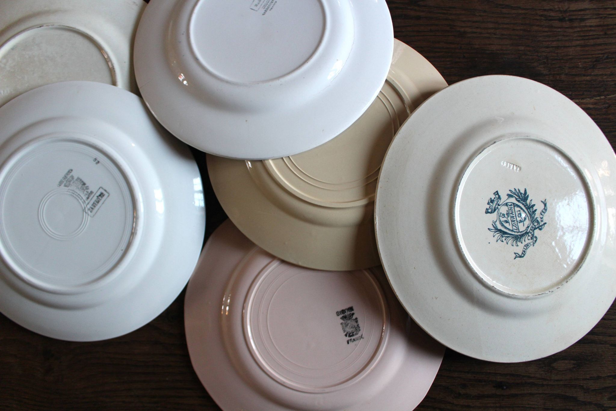 A set of 6 mismatched blue and pink floral dinner plates from Terre de Fer, Digoin.