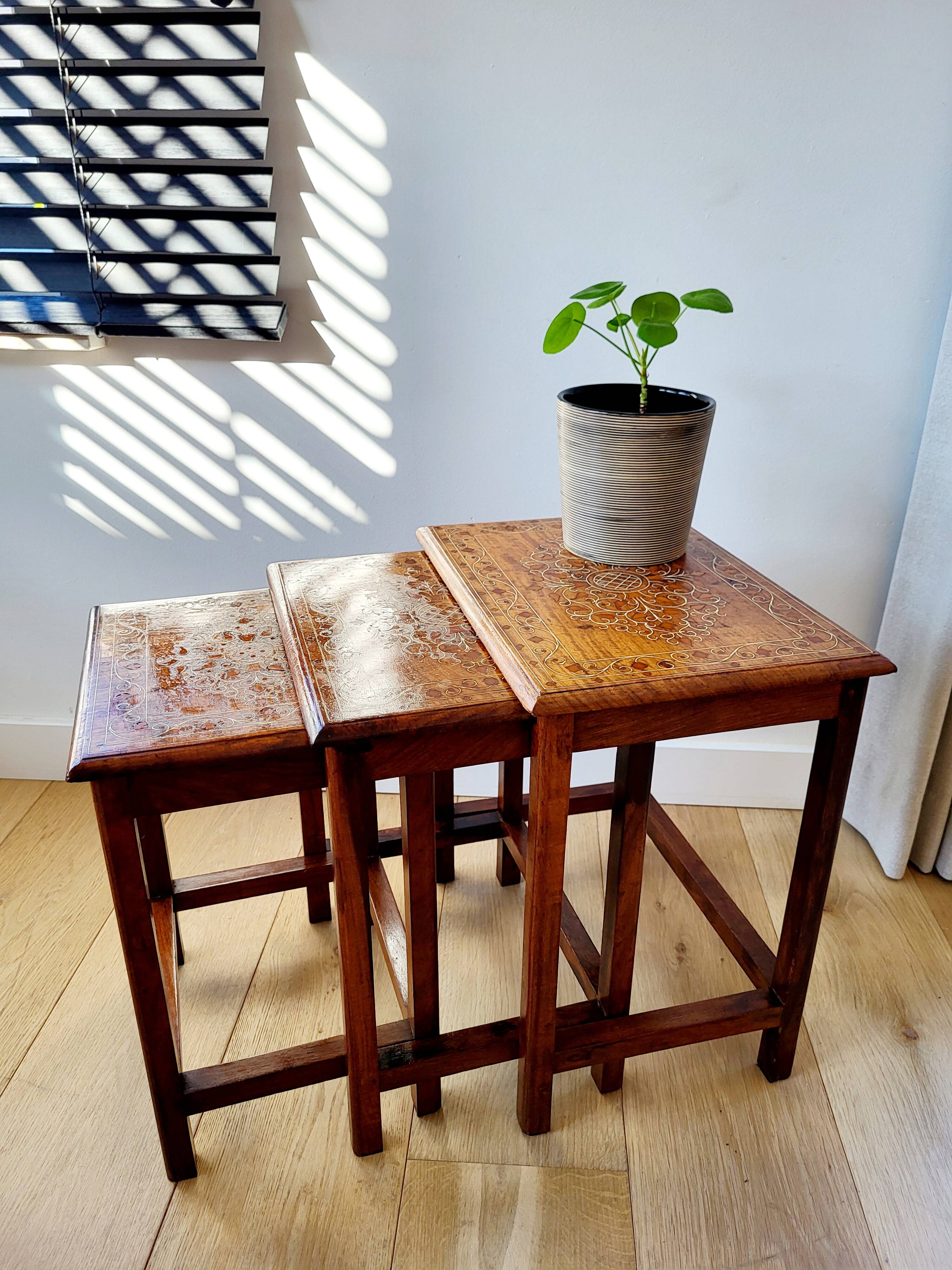 Ensemble de tables d'appoint ou tables gigognes vintage, 3 pièces, motif bois incrusté