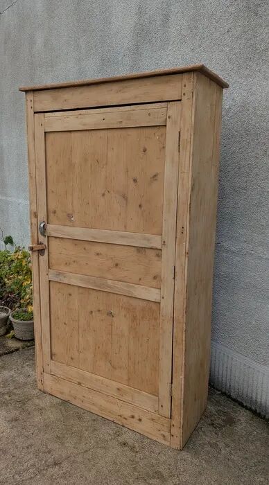 Armoire, bonnetière en bois naturel