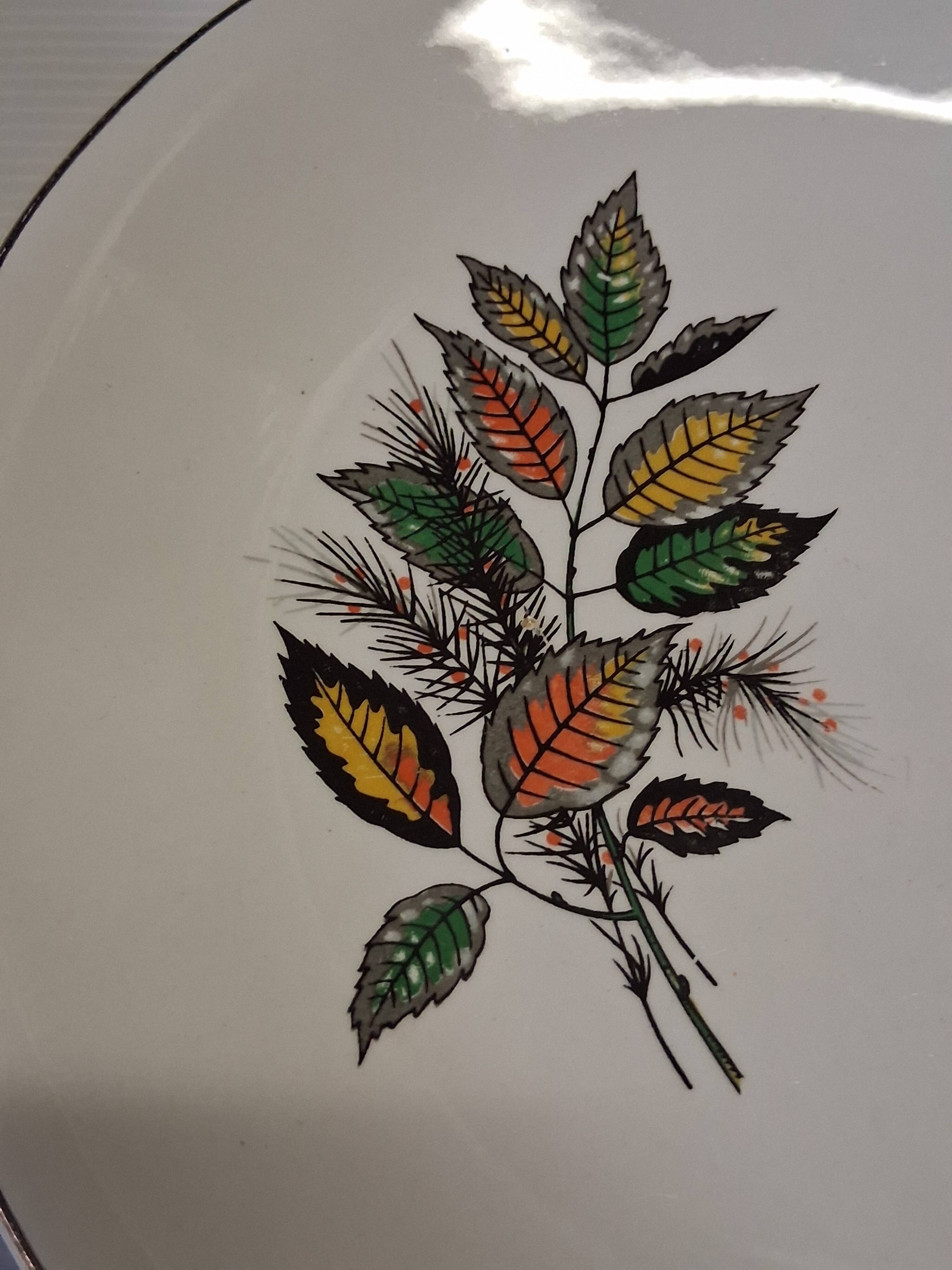 Set of 6 flat plates from Digoin Sarreguemines in good condition.