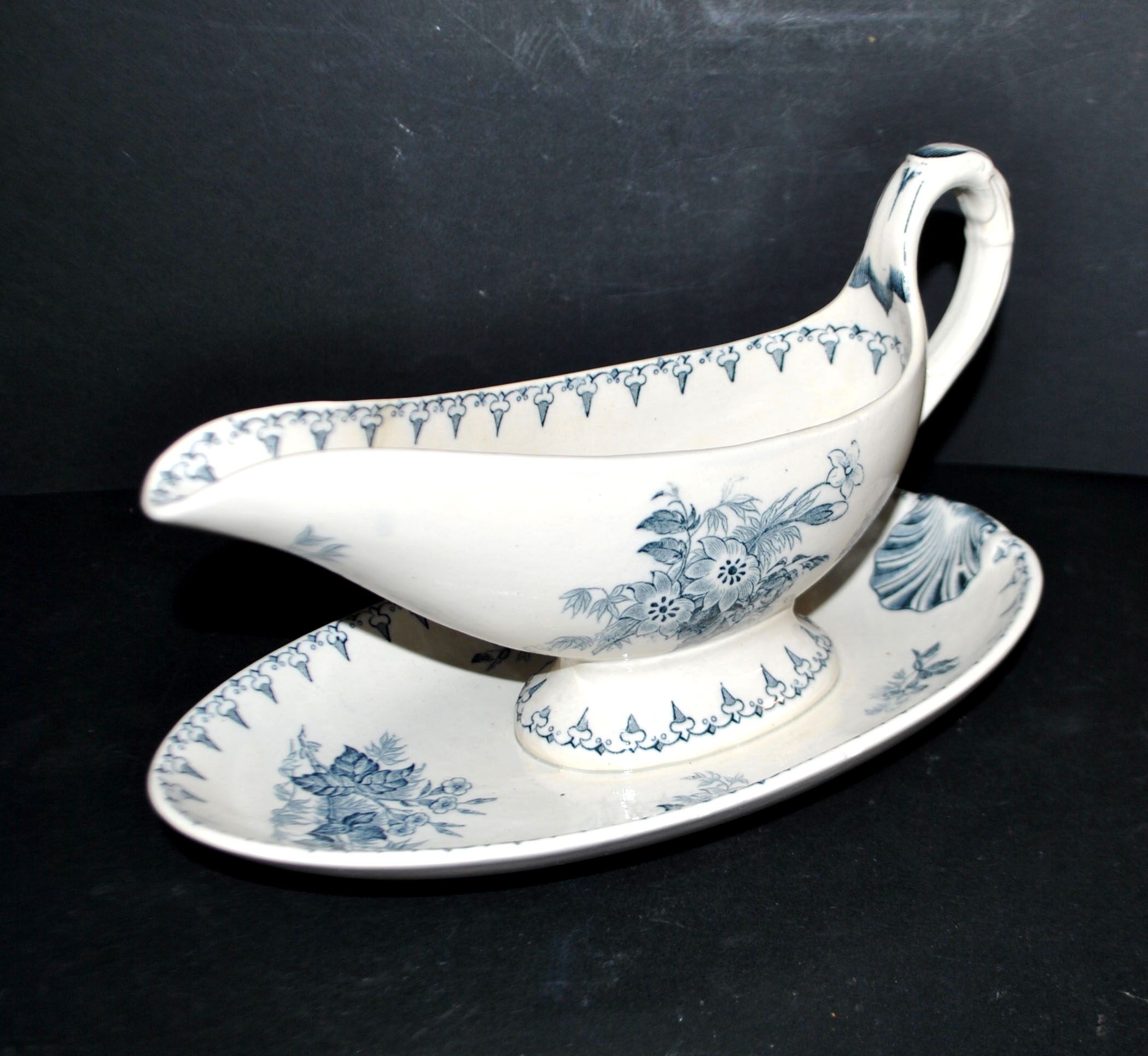 Saucière Flore ancienne en faïence opaque Sarreguemines Utschneider