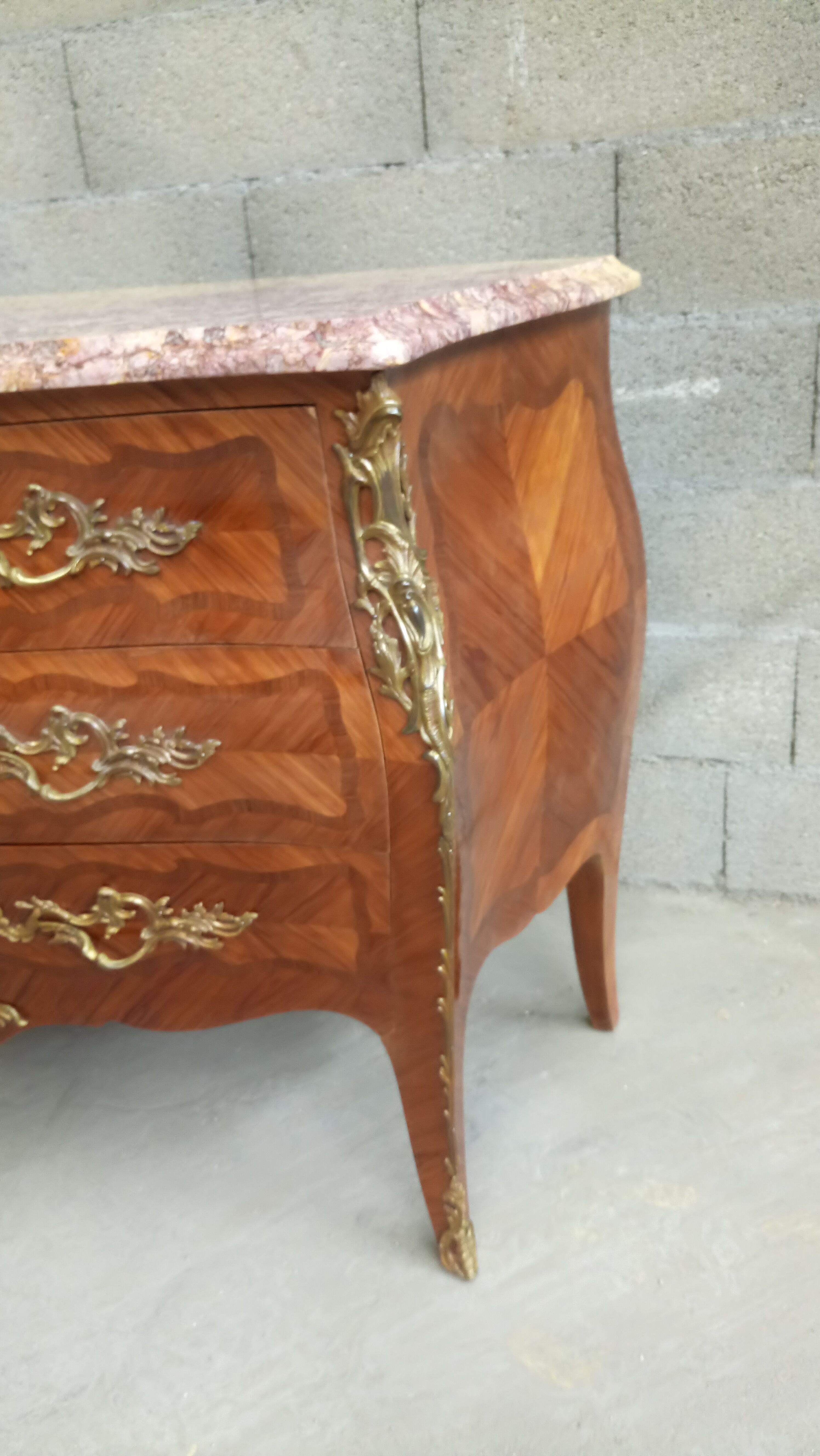 Commode tombeau en bois rose de style Louis XV dessus marbre