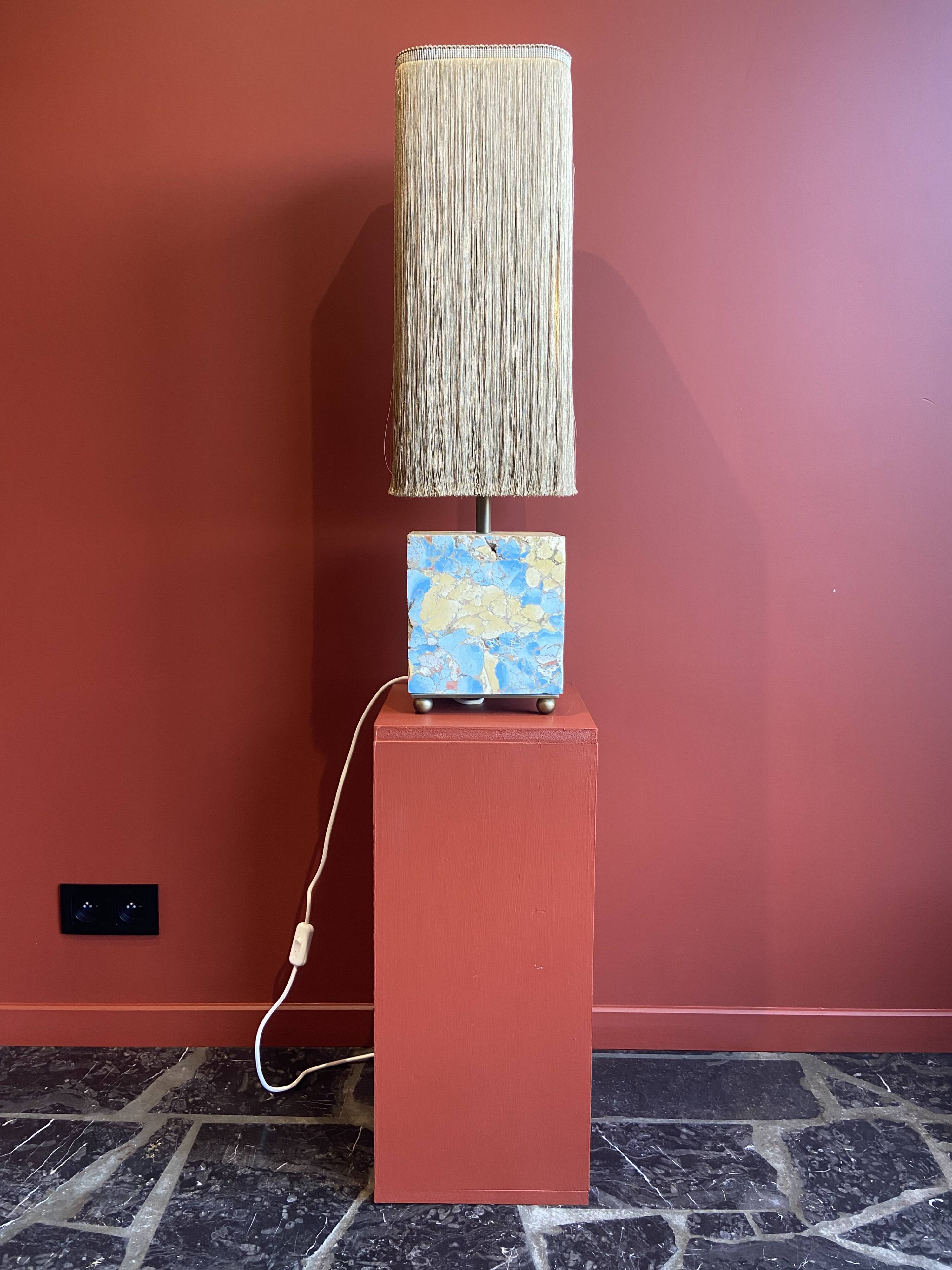 Base stuck blue beige marble-plaster, fringed lampshade Houles, 21st century.
